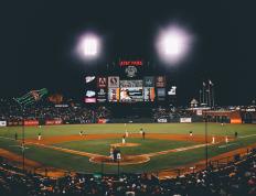 包含亚运会最新形势：丹佛掘金高居榜首，费城76人强势追赶，冠军归属成迷的词条